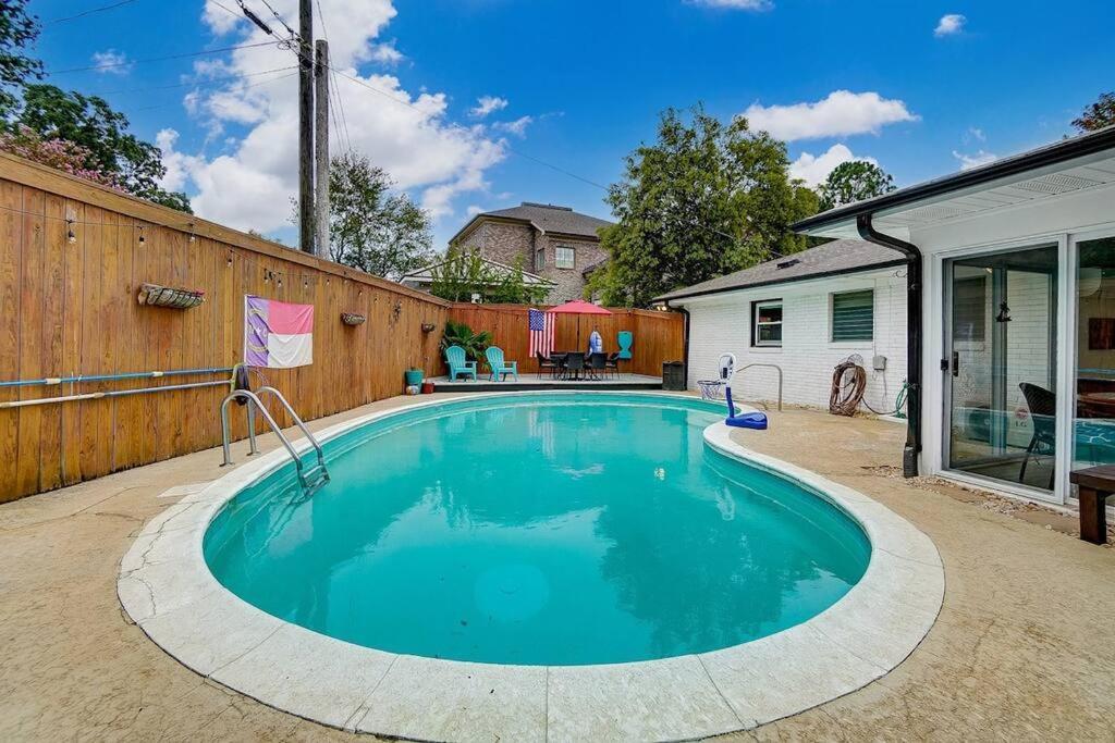 Poolside Bungalow With Fire Pit Fun And King Suite Charlotte Eksteriør billede
